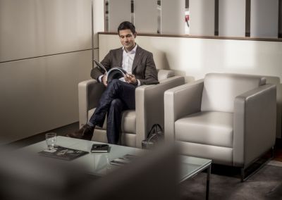 770_Jaguar_Waiting_01_Showroom.jpg
